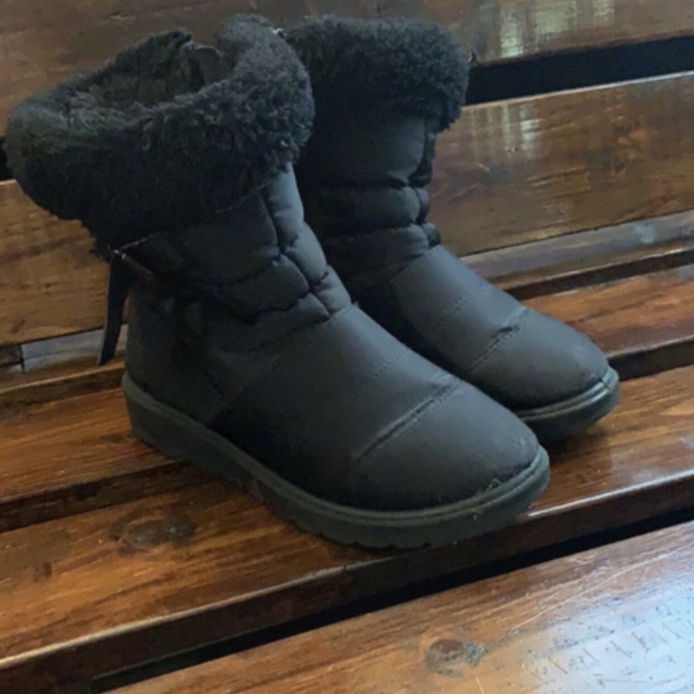 Black boots size 3